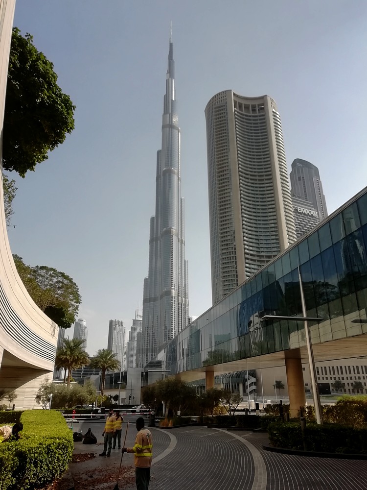 2 workersDubaiBurjkhalifa